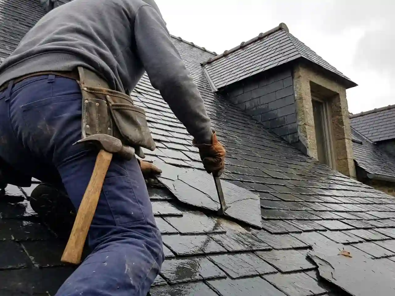 Couvreur au travail à Mende